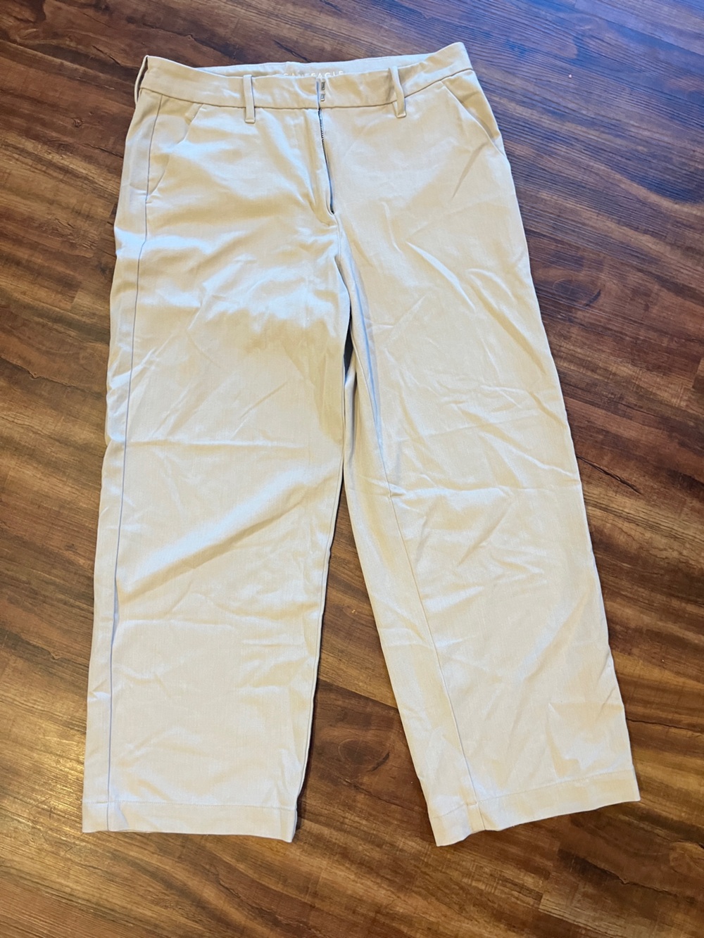 American Eagle Stovepipe Trousers in beige. Women’s SZ 8. NWOT